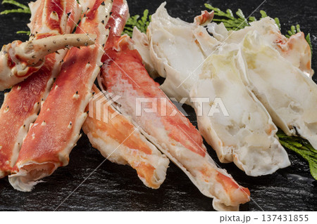 茹でタラバガニの剥き身盛り付け 鮮やかな赤色 北海道産 高級海鮮の豪華な盛り付け 137431855