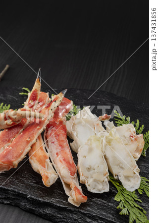 茹でタラバガニの剥き身盛り付け 鮮やかな赤色 北海道産 高級海鮮の豪華な盛り付け 137431856