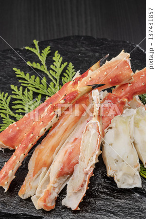 茹でタラバガニの剥き身盛り付け 鮮やかな赤色 北海道産 高級海鮮の豪華な盛り付け 137431857