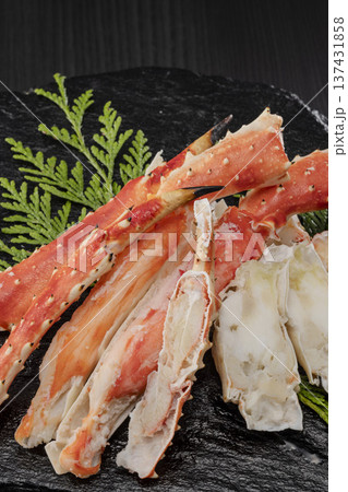 茹でタラバガニの剥き身盛り付け 鮮やかな赤色 北海道産 高級海鮮の豪華な盛り付け 137431858