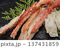 茹でタラバガニの剥き身盛り付け 鮮やかな赤色 北海道産 高級海鮮の豪華な盛り付け 137431859