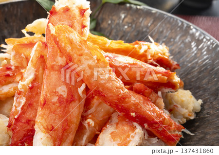 茹でタラバガニの剥き身盛り付け 鮮やかな赤色 北海道産 高級海鮮の豪華な盛り付け 137431860