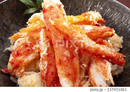 茹でタラバガニの剥き身盛り付け 鮮やかな赤色 北海道産 高級海鮮の豪華な盛り付け 137431861