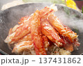 茹でタラバガニの剥き身盛り付け 鮮やかな赤色 北海道産 高級海鮮の豪華な盛り付け 137431862