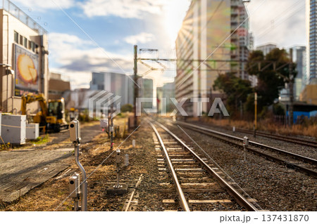 横浜　夕暮れの線路と線路のある風景 137431870