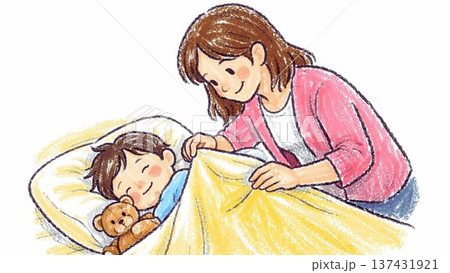眠る子供に布団をかけてあげる母親のやさしい夜のひととき 137431921