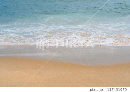 Gentle Waves Embrace the Shoreline A Serene Beach Scene for Relaxation and Vacation Dreams. 137431970