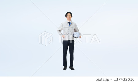 ヘルメットを持つ作業服の男性の全身写真 ヘルメットを持つ作業服の男性の全身写真 137432016