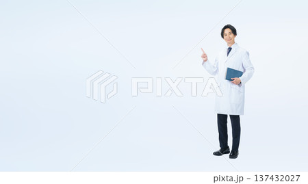 案内する白衣の男性の全身写真 案内する白衣の男性の全身写真 137432027