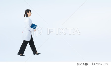 歩く白衣の女性の全身写真 歩く白衣の女性の全身写真 137432029
