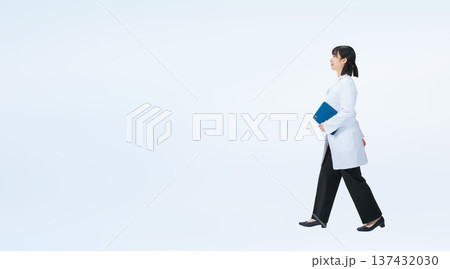 歩く白衣の女性の全身写真 歩く白衣の女性の全身写真 137432030