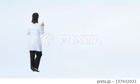 白衣の女性の後ろ姿の全身写真 白衣の女性の後ろ姿の全身写真 137432031