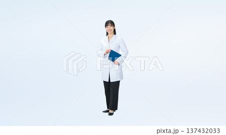 ファイルを持つ白衣の女性の全身写真 ファイルを持つ白衣の女性の全身写真 137432033