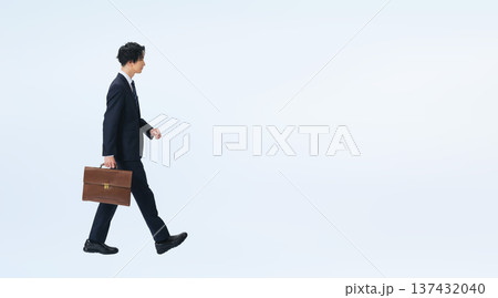 スーツを着て歩く男性ビジネスパーソンの全身写真 スーツを着て歩く男性ビジネスパーソンの全身写真 137432040