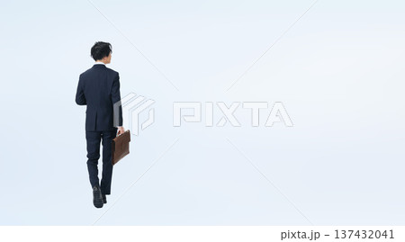 スーツを着て歩く男性ビジネスパーソンの後ろ姿の全身写真 スーツを着て歩く男性ビジネスパーソンの後ろ姿の全身写真 137432041
