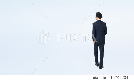 スーツを着て歩く男性ビジネスパーソンの後ろ姿の全身写真 スーツを着て歩く男性ビジネスパーソンの後ろ姿の全身写真 137432043