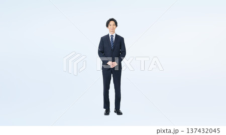 スーツを着た男性ビジネスパーソンの全身写真 137432045