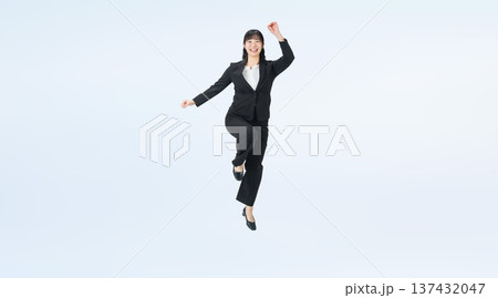 ジャンプするスーツの女性ビジネスパーソンの全身写真 ジャンプするスーツの女性ビジネスパーソンの全身写真 137432047
