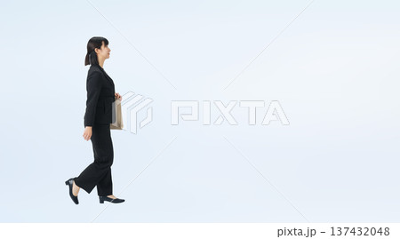 歩くスーツの女性ビジネスパーソンの全身写真 歩くスーツの女性ビジネスパーソンの全身写真 137432048