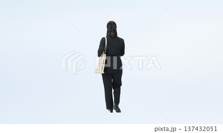 歩くスーツの女性ビジネスパーソンの後ろ姿の全身写真 137432051