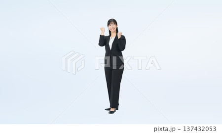 ガッツポーズするスーツを着た女性ビジネスパーソンの全身写真 ガッツポーズするスーツを着た女性ビジネスパーソンの全身写真 137432053