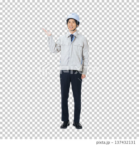 一名身穿工作服、頭戴安全帽的男子正在指引方向。這是一張透明的、手工裁剪的全身PNG照片。 137432131