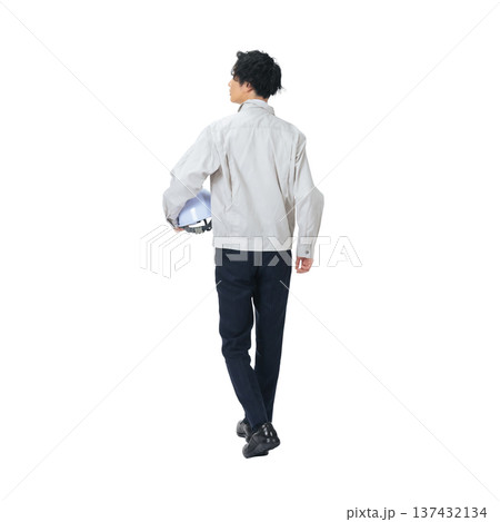 ヘルメットを持って歩く作業服の男性の後ろ姿 手作業で精密に切り抜いた背景透過全身写真PNG ヘルメットを持って歩く作業服の男性の後ろ姿 手作業で精密に切り抜いた背景透過全身写真PNG 137432134
