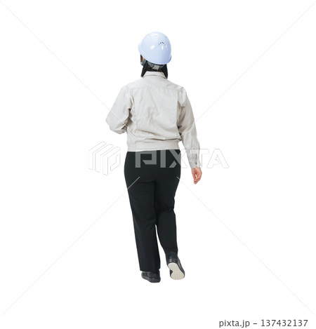 歩く作業服の女性の後ろ姿　手作業で精密に切り抜いた背景透過全身写真PNG 137432137