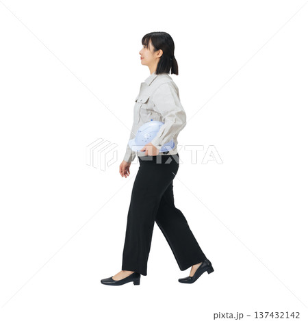 歩く作業服の女性　手作業で精密に切り抜いた背景透過全身写真PNG 137432142