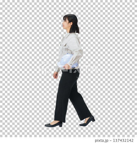 歩く作業服の女性　手作業で精密に切り抜いた背景透過全身写真PNG 137432142