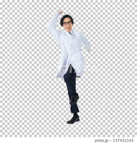 一名身穿白大褂的男子跳躍——一張手工裁剪的透明全身PNG照片 137432143