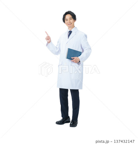 案内する白衣の男性 手作業で精密に切り抜いた背景透過全身写真PNG 案内する白衣の男性 手作業で精密に切り抜いた背景透過全身写真PNG 137432147