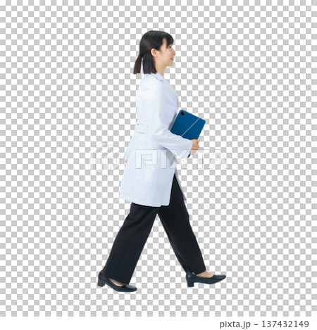 歩く白衣の女性 手作業で精密に切り抜いた背景透過全身写真PNG 歩く白衣の女性 手作業で精密に切り抜いた背景透過全身写真PNG 137432149