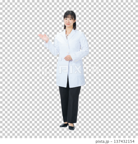 一位身穿白大褂的女士正在導覽。一張透明的、手工裁剪的全身PNG照片。 一位身穿白大褂的女士正在導覽。一張透明的、手工裁剪的全身PNG照片。 137432154