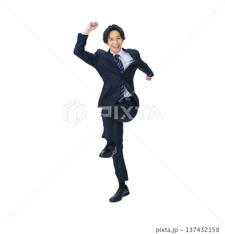 ジャンプするスーツの男性ビジネスパーソン 手作業で精密に切り抜いた背景透過全身写真PNG ジャンプするスーツの男性ビジネスパーソン 手作業で精密に切り抜いた背景透過全身写真PNG 137432158