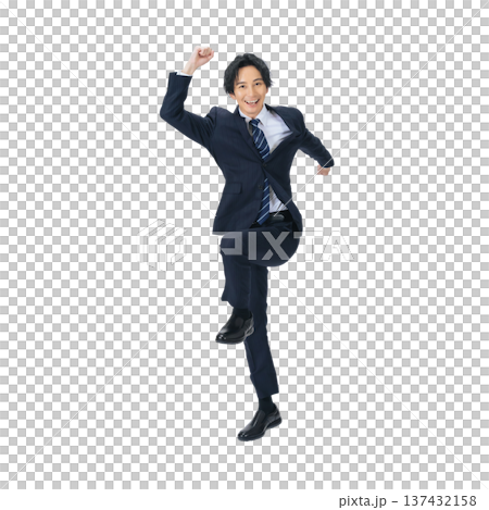 身著西裝的男士跳躍-全身PNG格式照片,透明背景,手工精準摳圖 身著西裝的男士跳躍-全身PNG格式照片,透明背景,手工精準摳圖 137432158
