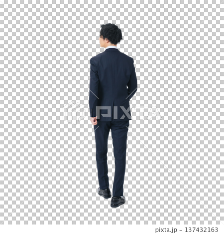 スーツを着て歩く男性ビジネスパーソンの後ろ姿　手作業で精密に切り抜いた背景透過全身写真PNG 137432163