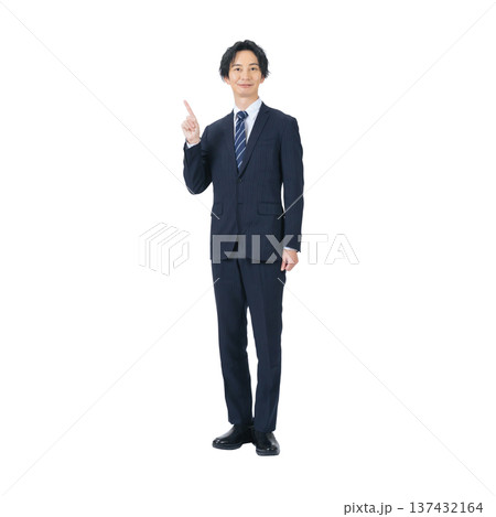指を差すスーツを着た男性ビジネスパーソン　手作業で精密に切り抜いた背景透過全身写真PNG 137432164