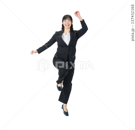 ジャンプするスーツの女性ビジネスパーソン 手作業で精密に切り抜いた背景透過全身写真PNG ジャンプするスーツの女性ビジネスパーソン 手作業で精密に切り抜いた背景透過全身写真PNG 137432168