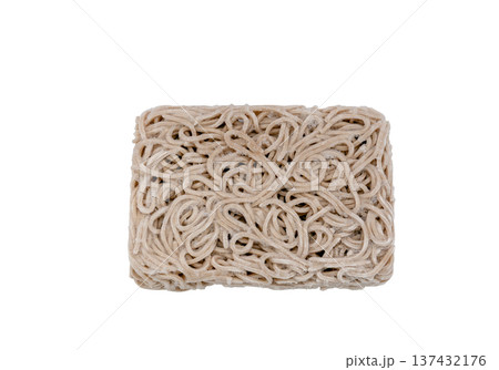 便利な冷凍食品、冷凍そば【白背景・切り抜き】 137432176