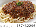 挽肉たっぷりのミートソースパスタ 濃厚なボロネーゼ イタリアン料理のランチ  137432296