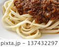 挽肉たっぷりのミートソースパスタ 濃厚なボロネーゼ イタリアン料理のランチ  137432297