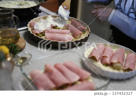 ベルギー料理シコングラタンを作る女性 ベルギー料理シコングラタンを作る女性 137432327
