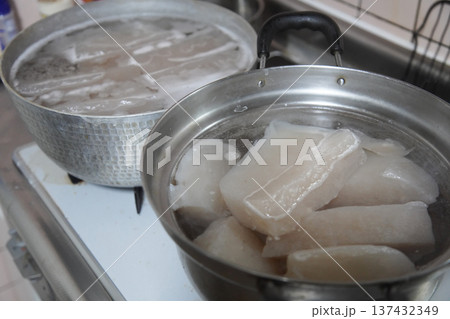 こんにゃくを作る様子 137432349