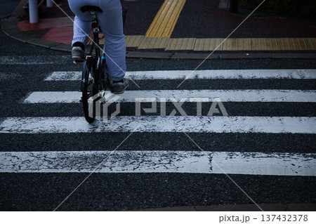 自転車で歩道を通る 自転車で歩道を通る 137432378