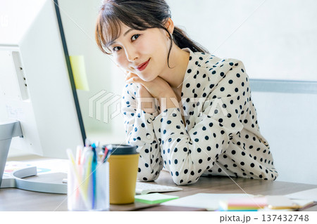 オフィスでパソコンを操作する若い女性 137432748