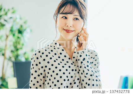 女性 スマホ 女性 スマホ 137432778