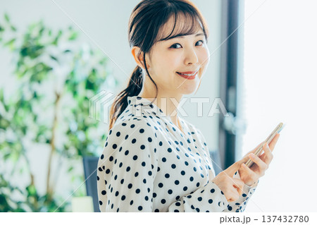 女性 スマホ 女性 スマホ 137432780
