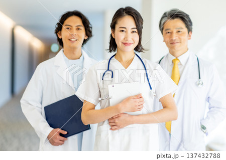 病院で働く看護師と医者 137432788