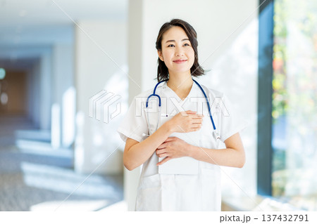 看護師 女性 看護師 女性 137432791
